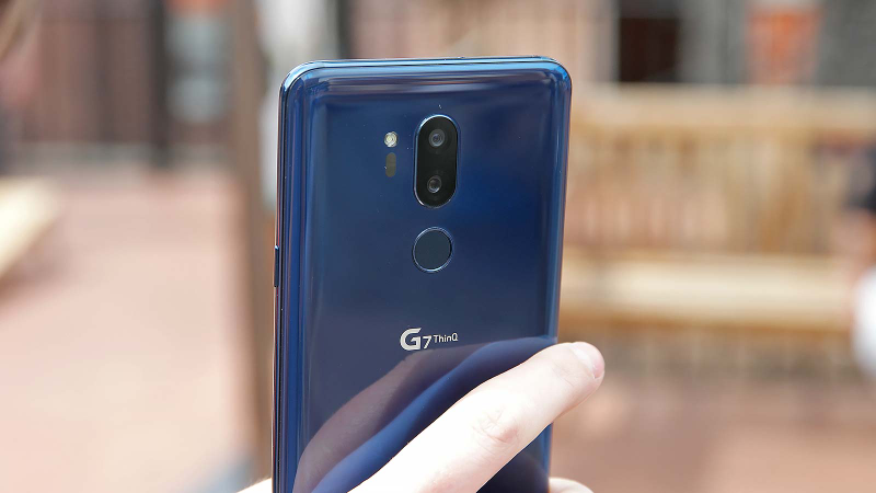 In back, you get dual 16-MP cameras. The main cam has an aperture of f/1.6, while the wide-angle cam has an aperture of f/1.9.